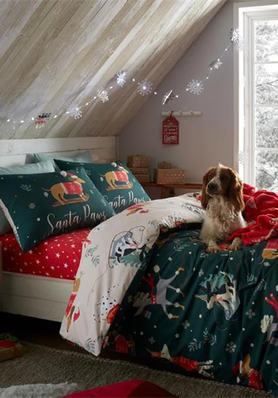 Ombre - colored duvet covers with a gradient effect for a trendy and unique styleCatherine Lansfield Christmas Santa Paws, Forest Green