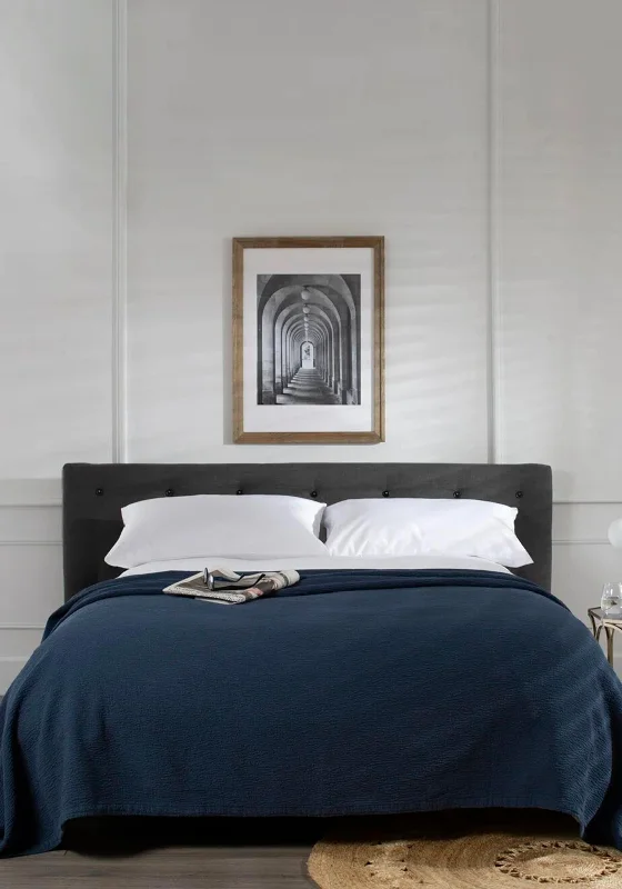 Linen duvet covers with a natural texture and breathabilityThe Lyndon Company Guimaraes Bedspread, Navy