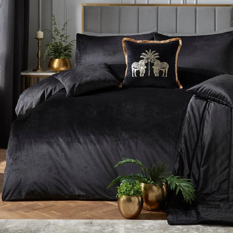 Snap - closure duvet covers for a quick and convenient way to open and closeLaurence Llewelyn-Bowen Montrose Black Velvet Duvet Set