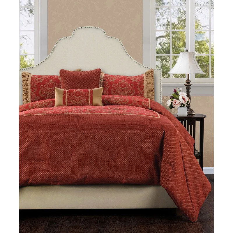 Goose down comforters known for their superior quality and insulationJennifer Taylor Caroline 5-piece Comforter Set